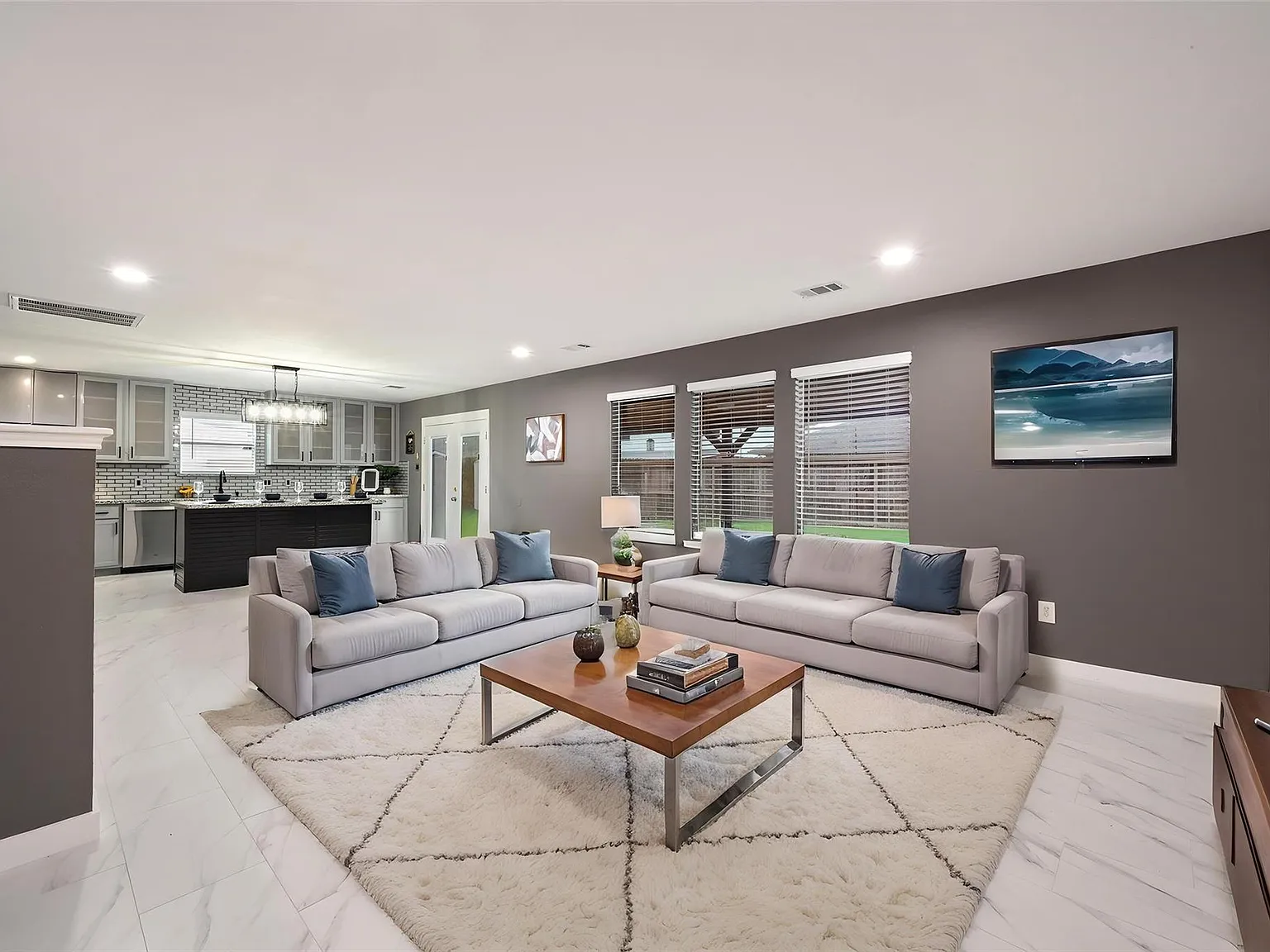 3 bed, 2.5 bath, 2500 sqft, $2,295 — Photo 4