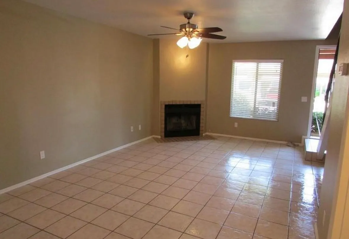 4901 E Kelton Ln — Photo 4