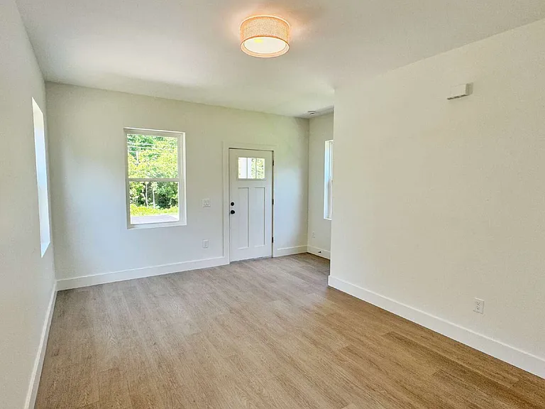 942 Alexander St — Photo 5