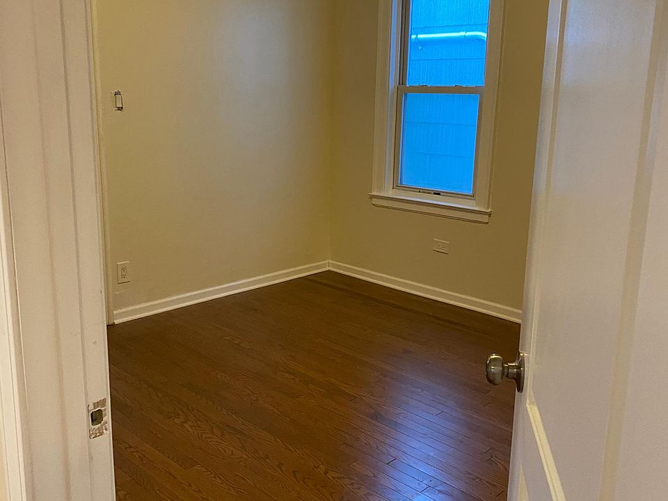 1st image of 2037 W Hutchinson St #2R