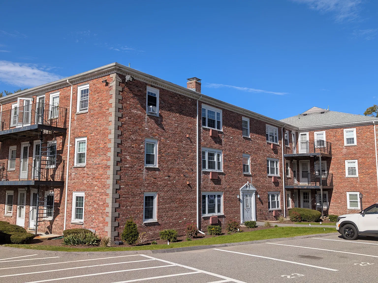 2 bed, 752 sqft, $2,150 — Photo 2