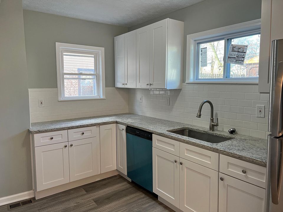 Spacious kitchen with no-slam cabinets, granite countertops, and stainless steel appliances