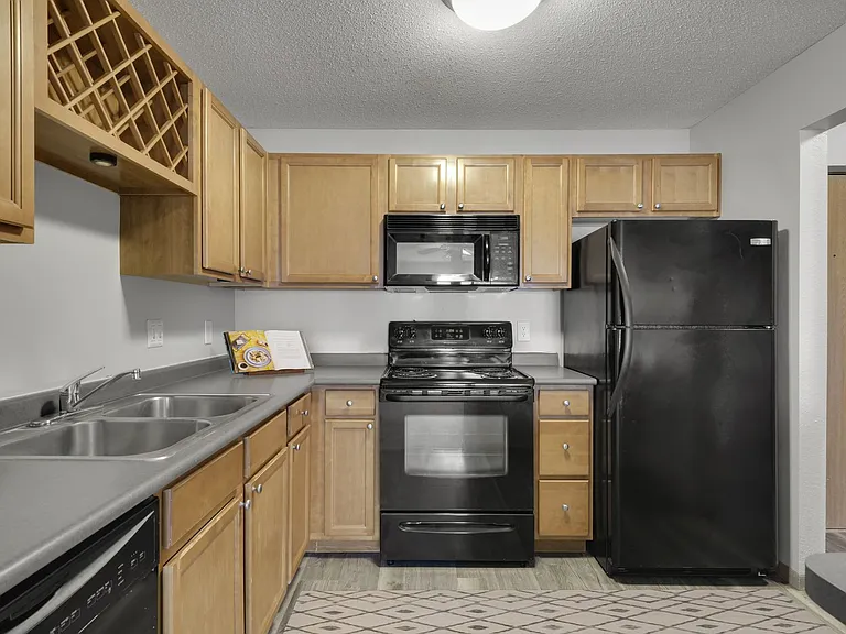 Summer Creek Apartments — Photo 10