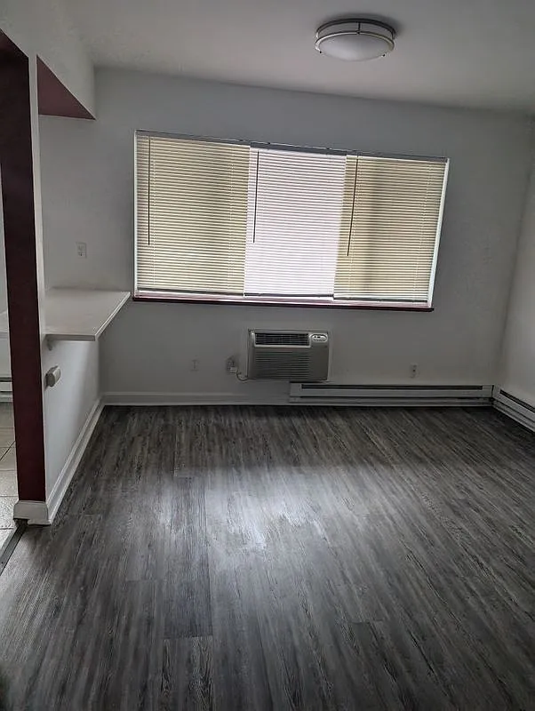 2 bed, 1.0 bath, 768 sqft, $1,050 — Photo 2