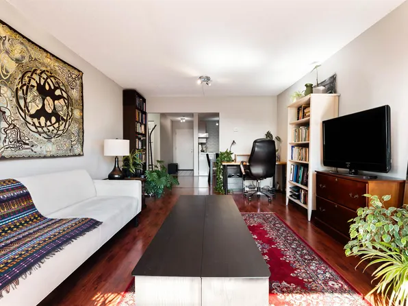 211 3rd St W #203, North Vancouver, BC V7M 1E9