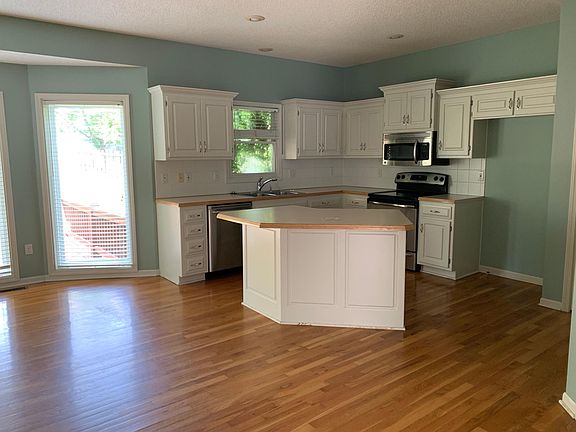 kitchen, with island