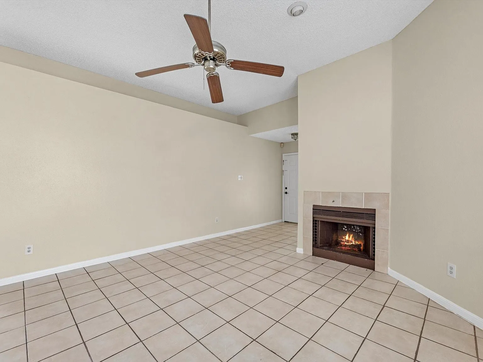 2 bed, 1.0 bath, 927 sqft, $1,450 — Photo 2