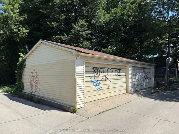 275R Lansdowne Ave, Toronto, ON M6K 2W2