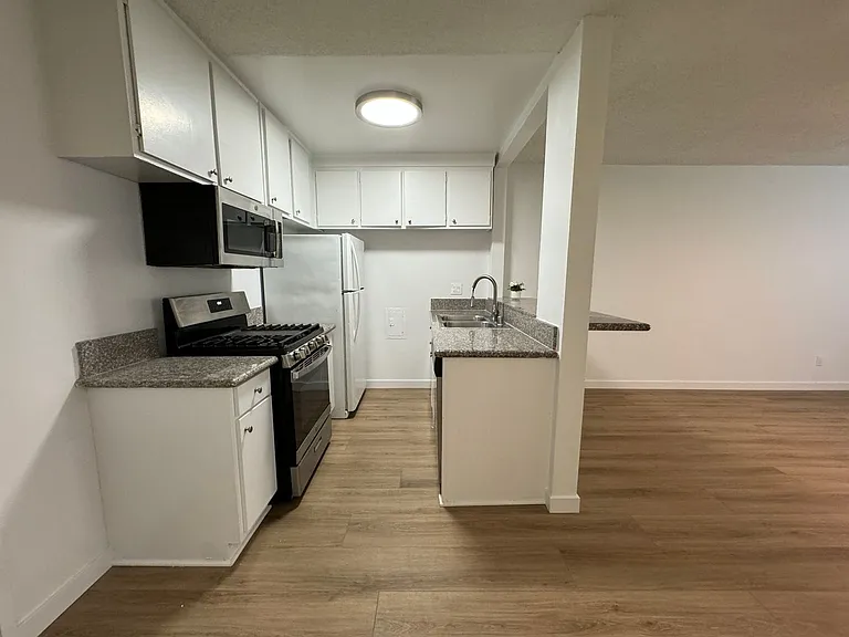 14220 Burbank Blvd — Photo 10