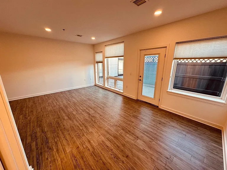 44 W Market St — Photo 4