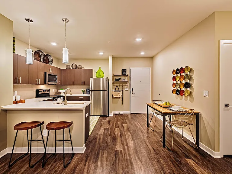 Cosmopolitan Apartments — Photo 6