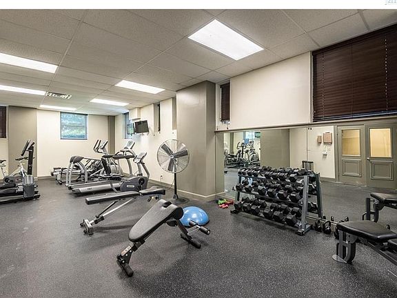 5th image of 229 Ward Pkwy APT 905B