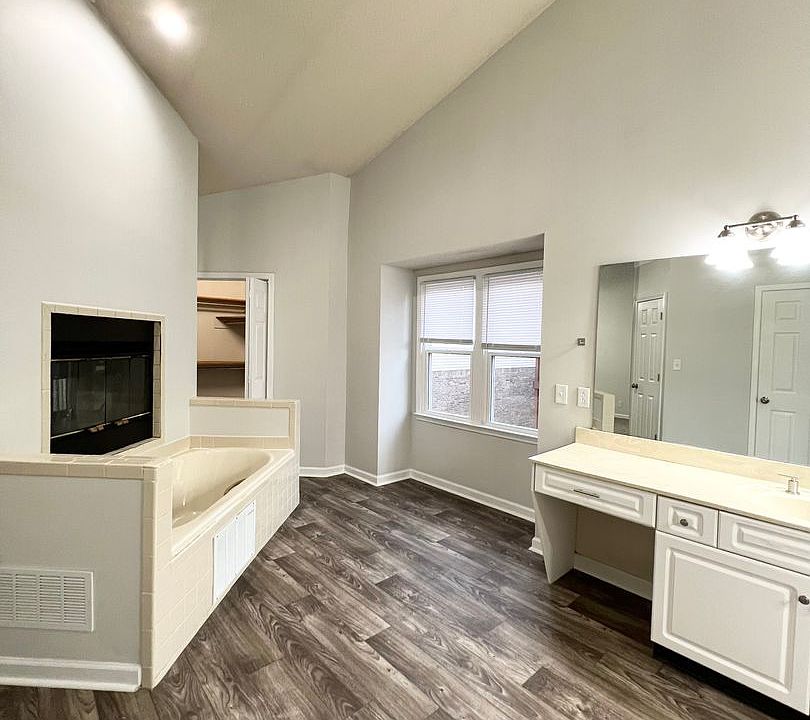 1st image of 550 Hietts Ln #C
