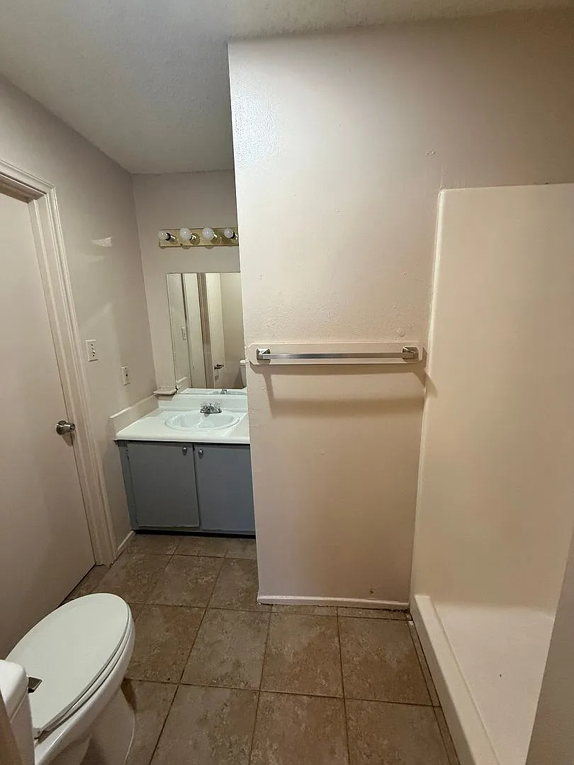 2 bedroom 2 bath town home in a gated community — Photo 2