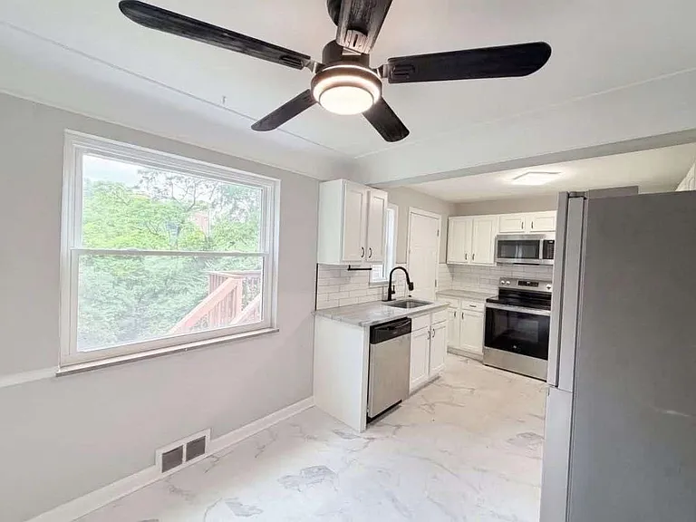 462 Ballyclare Ter — Photo 2