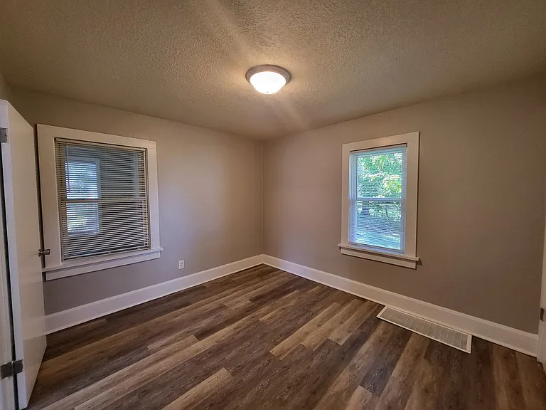 3916 Cambridge St — Photo 10