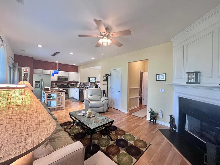 302 Mannington Dr — Photo 5