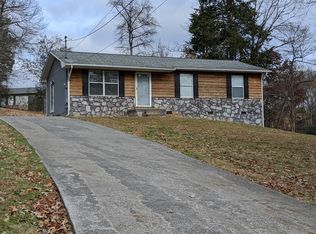 690 Snodderly Dr, Lenoir City, TN 37771