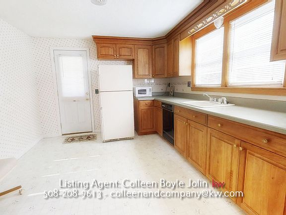 3rd image of 29 Harriette St N