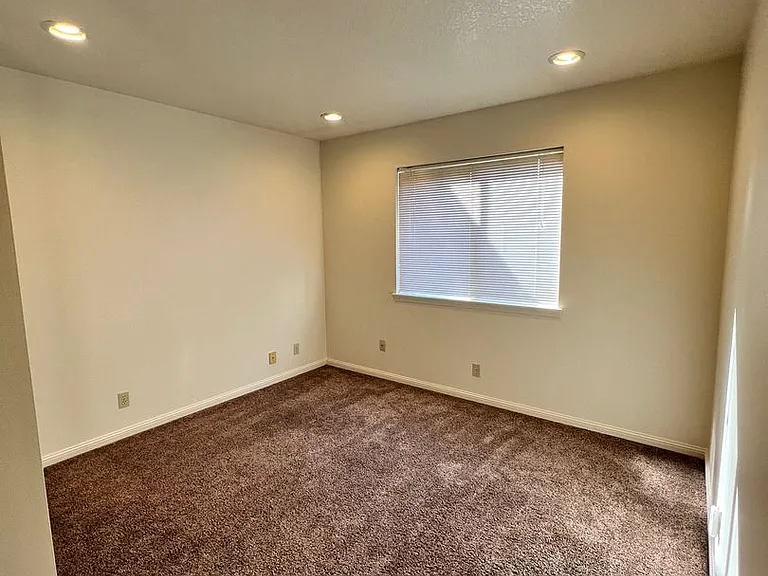 1355 NW Davenport Ave — Photo 11