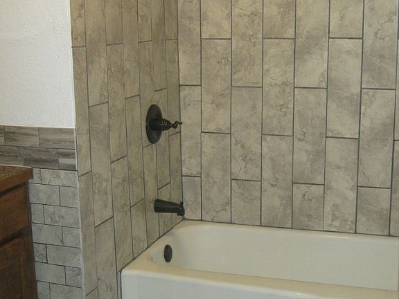 5th image of 609 S Grand
