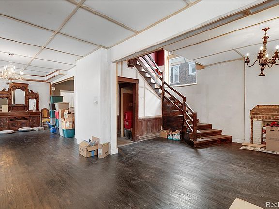 5th image of 70 Lawrence St