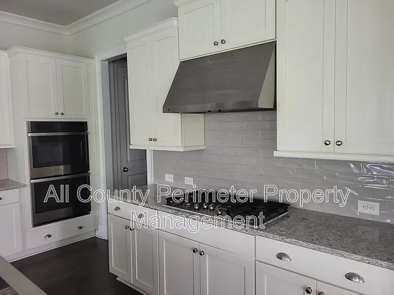819 Olmsted Ln — Photo 7