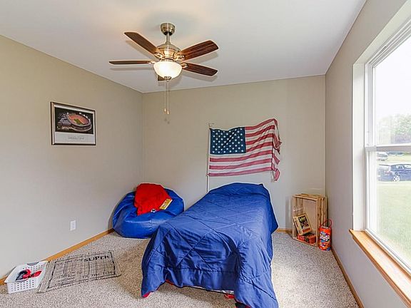 5th image of 332 Birchwood Ln
