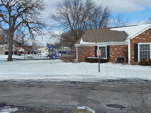 4th image of 74 Linden Ct