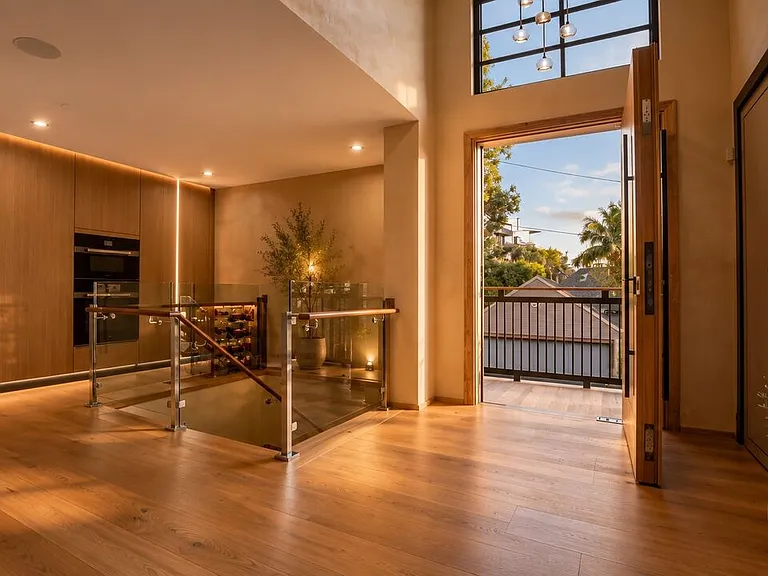 8721 Sunset Plaza Ter — Photo 3