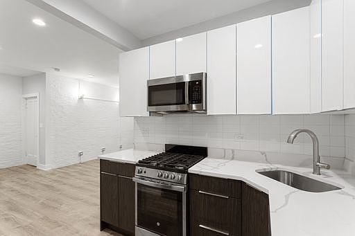3rd image of 6118 N Winthrop Ave APT 2W