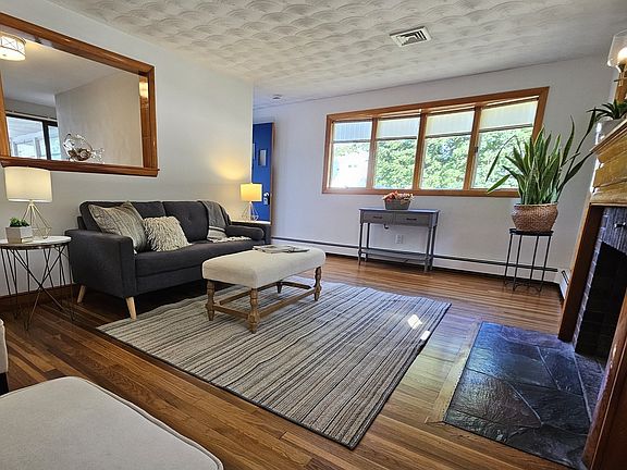 5th image of 11 Tuttle Ln