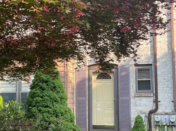 74 Bishops Dr, Aston, PA 19014