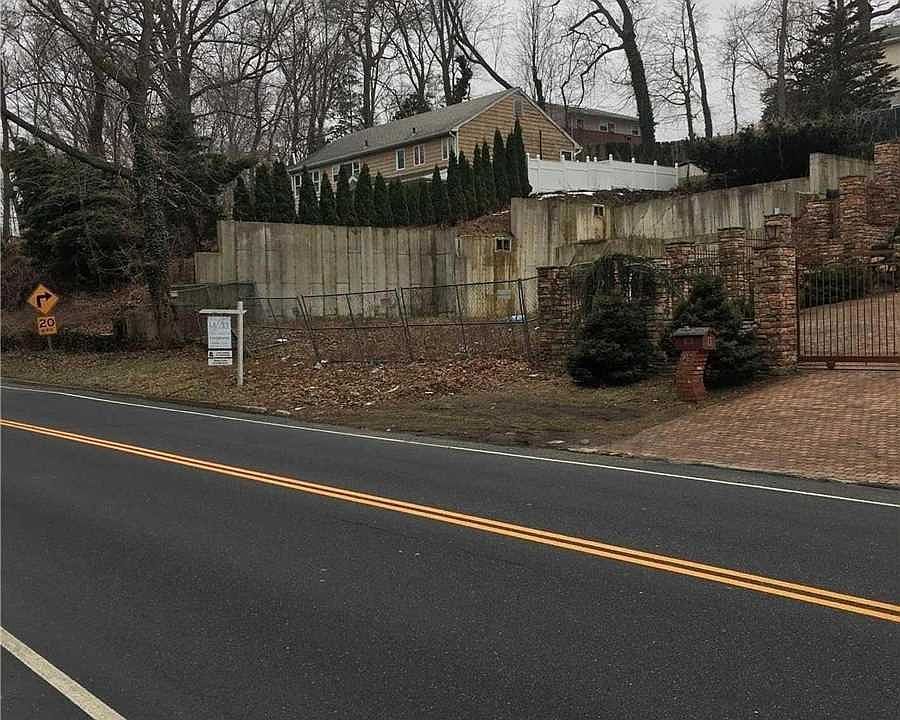 2nd image of Lattingtown Rd