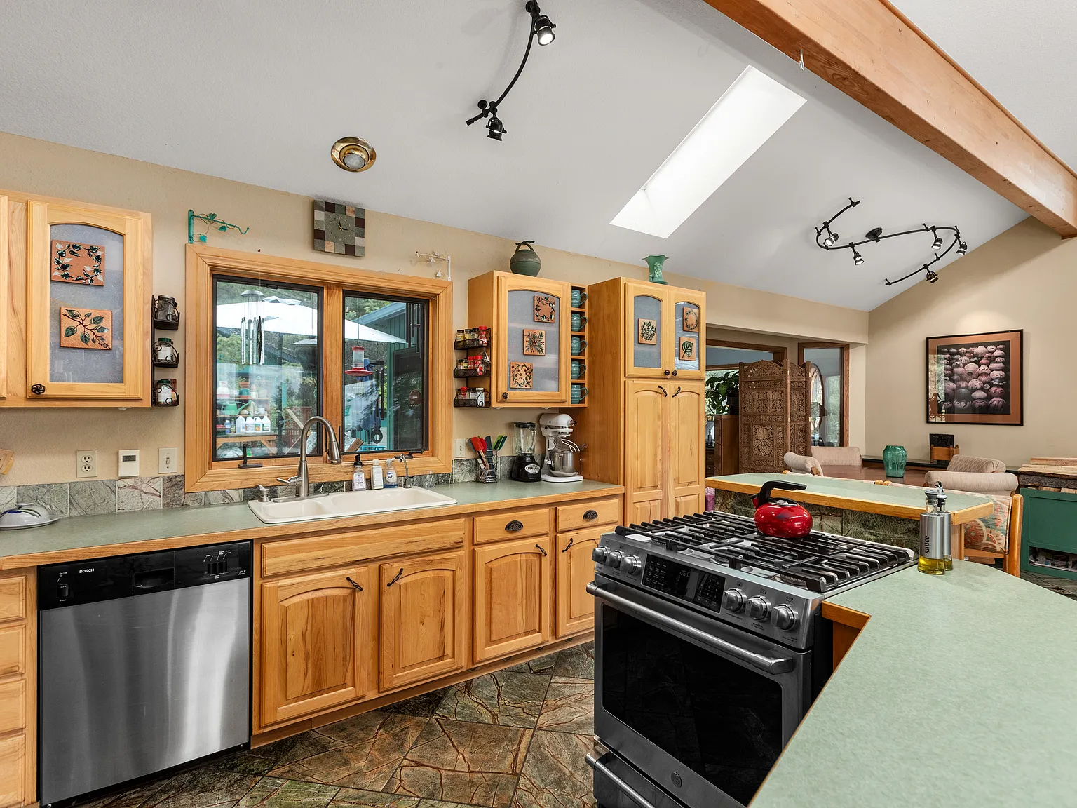2 bed, 2.5 bath, 2700 sqft, $2,600 — Photo 2