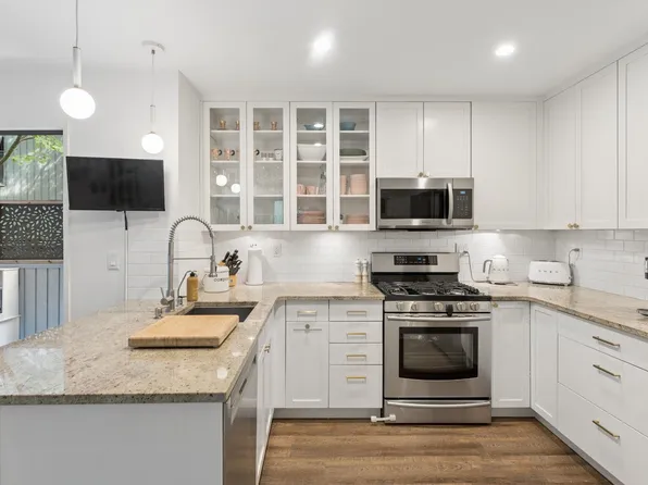 6650 Nelson Ave, West Vancouver, BC V7W 2B1