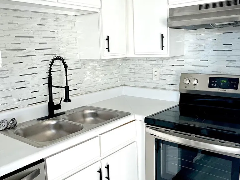 Canterbury Place Apartments — Photo 18