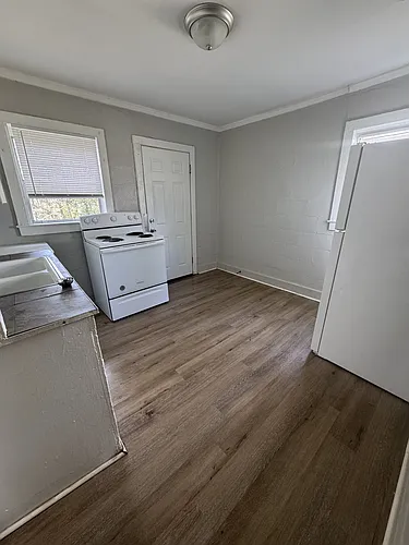 1004 Duke St Photo 1
