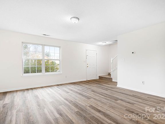 5th image of 2749 Fairstone Ave