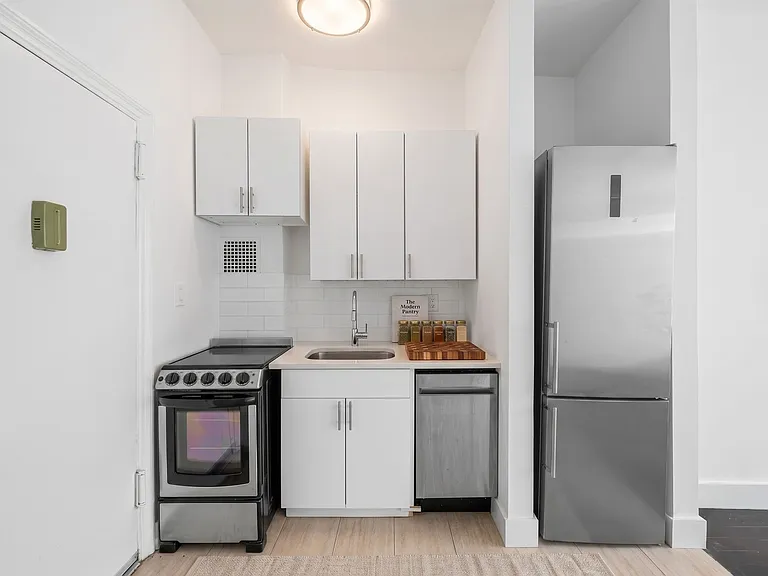 444 W 48th St #1F — Photo 3