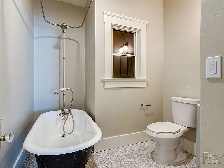 526-528 Anderson Pl — Photo 5