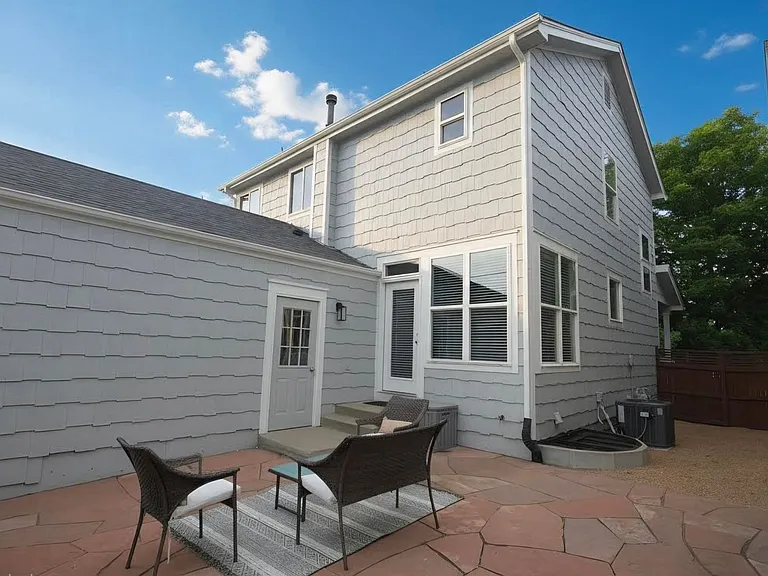 2043 King Way — Photo 32
