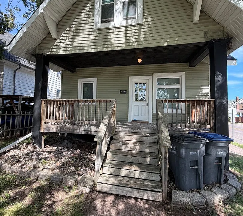 902 N 11th Ave E
