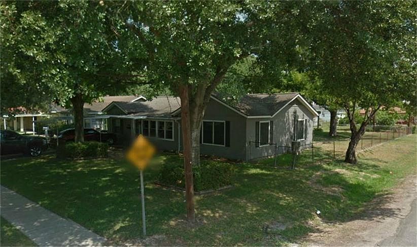 1st image of 901 W 15th 1/2 St