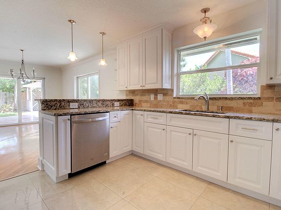 5th image of 949 GREENSWARD Lane