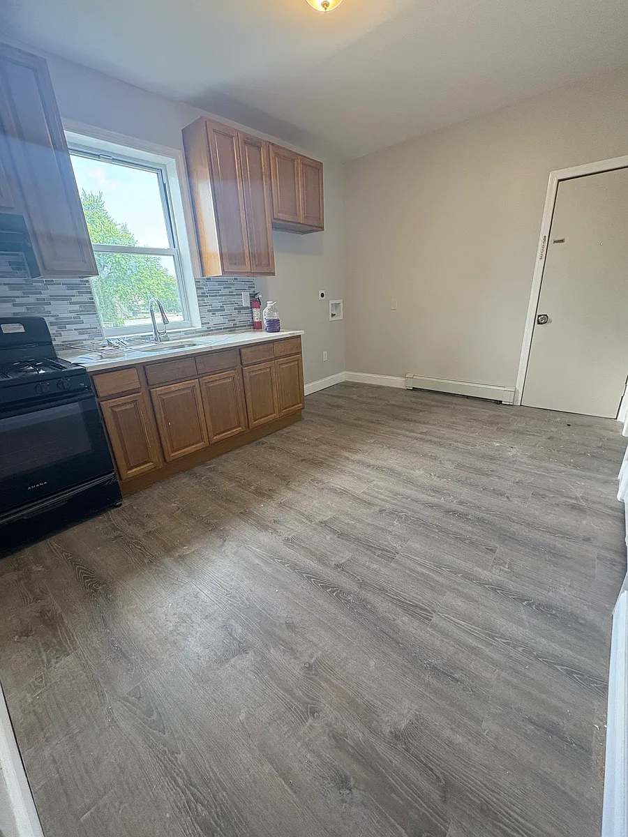 Building Photo - 684 S 11th St #3