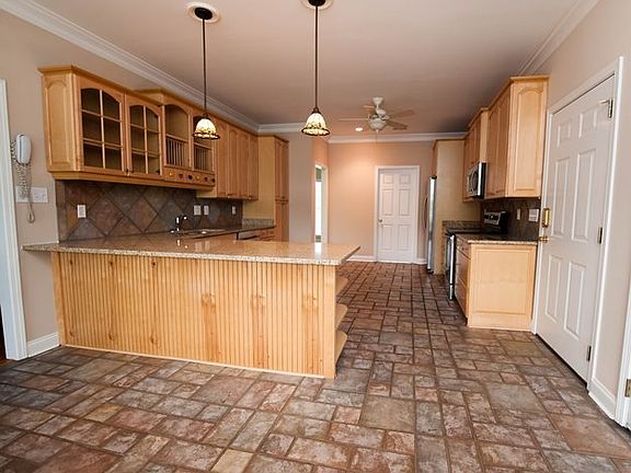 5th image of 510 Blackstone Dr