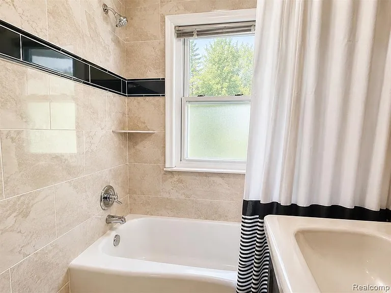 2111 W Forteen Mile Rd — Photo 8