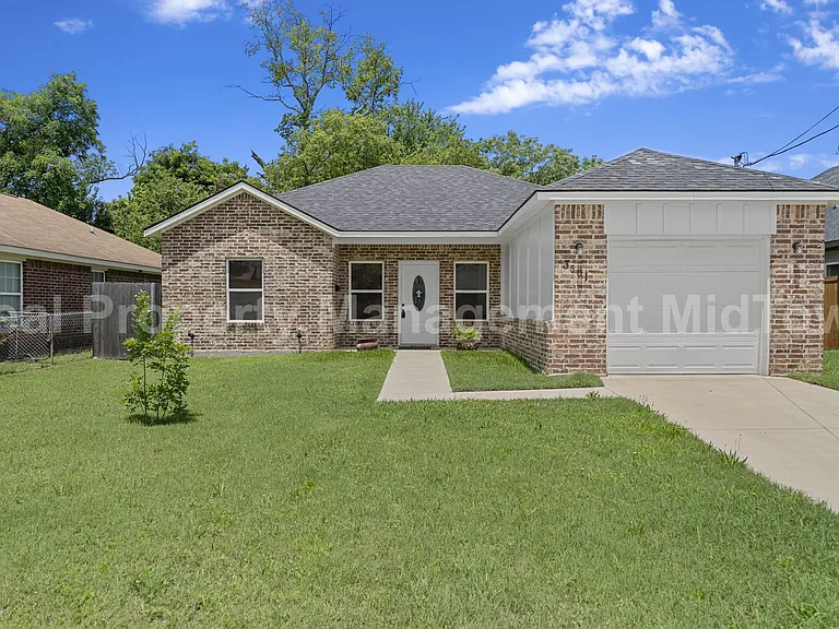 3331 Spring Ave — Photo 1