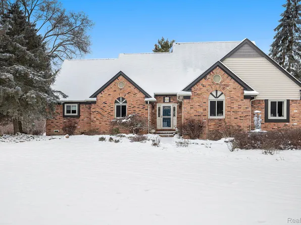 8878 Pippen Dr, Romeo, MI 48065